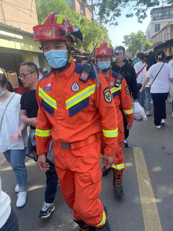 每天都可以见到八大局市场里的185消防兵小哥哥