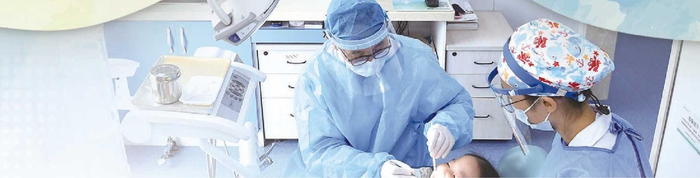 太和县人民医院口腔科医生在对患者进行口腔检查治疗。本报记者 程 兆 摄