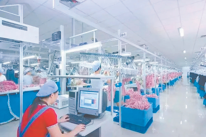     工人在加紧生产