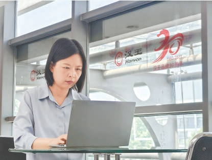 彭菲正在工作中。孙妍摄