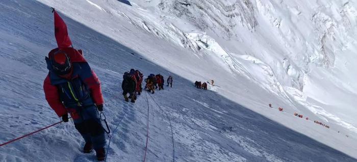 大批登山者攀爬珠峰 图/受访者提供