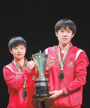 王楚钦（右）/孙颖莎在颁奖仪式上与奖杯合影。新华社记者 韩旭摄