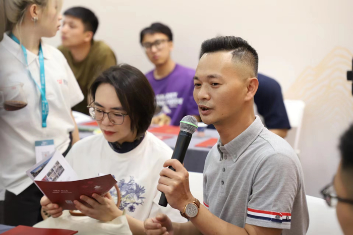 经销商代表踊跃发言。