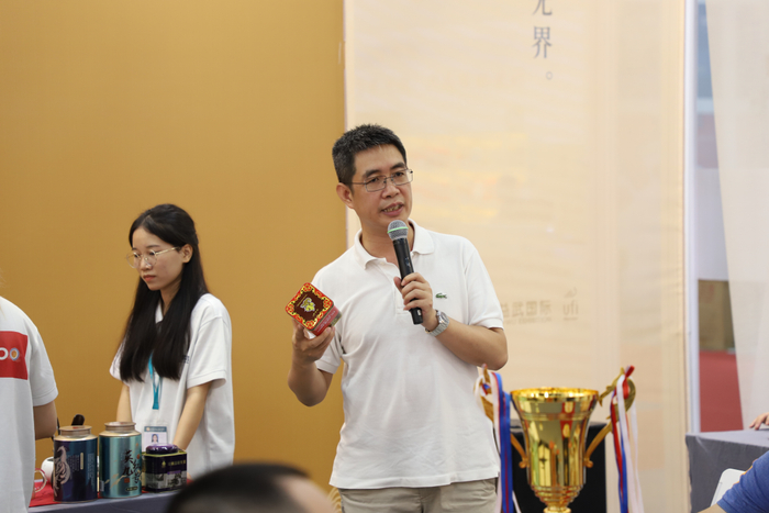 金帆营销部总经理李镇涛推介金帆产品。