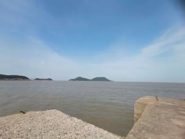 在海岸边眺望旦门山岛  记者 唐旭锋 摄