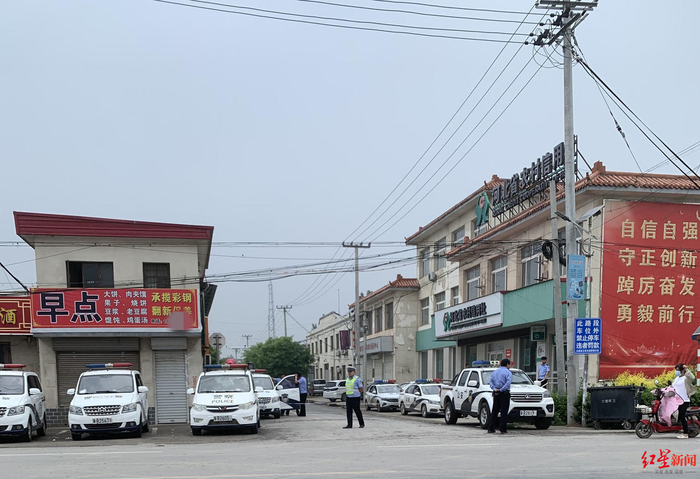 ↑通往藏屯派出所的各路口仍有警察值守