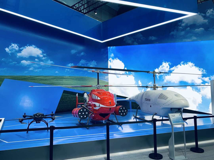图为联合飞机集团在中关村论坛现场展出三款无人机 。从左至右为TA-Q12 ，TD220 ，TD550。