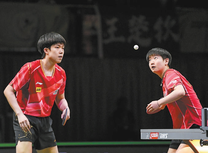 王楚钦/孙颖莎（右）在比赛中。新华社记者 李亚辉摄