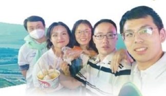 　　▶博士们在彩塔夜市感受城市烟火气。李浩摄