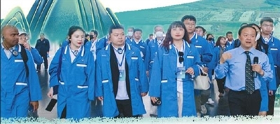 　　◀“博士沈阳行”活动走进华晨宝马汽车有限公司铁西工厂。安呈浩摄