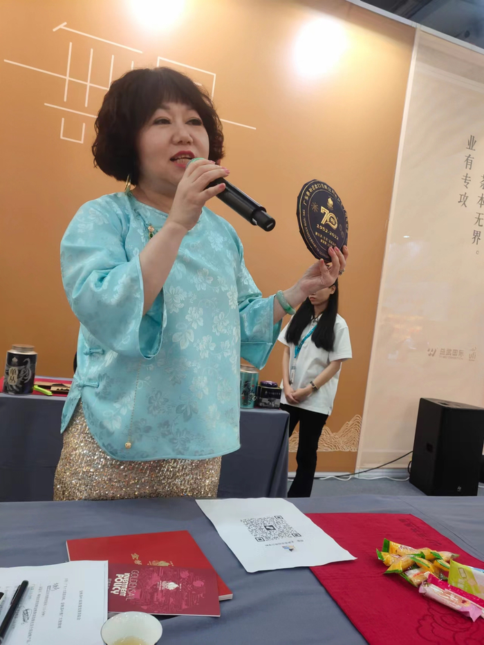 茶叙会由广东十大国茶名师徐靖主持。