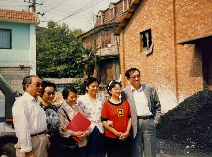 1998年，南京剧专同学再相聚，右一为谢晋、右二为陈奇