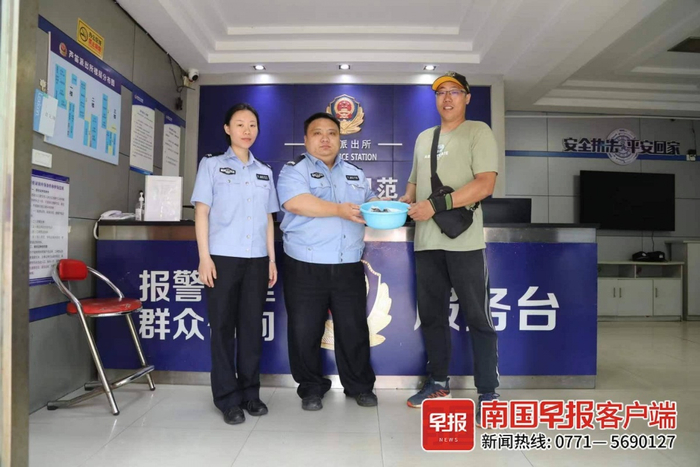 市民把幼鸟送到派出所。