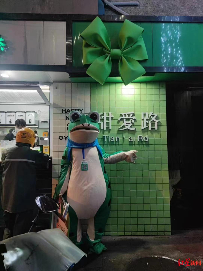 ↑穿着青蛙玩偶服的“贾大壮”