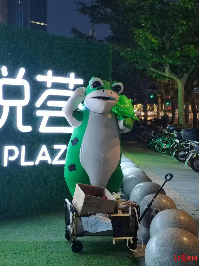 ↑穿着青蛙玩偶服的陶女士