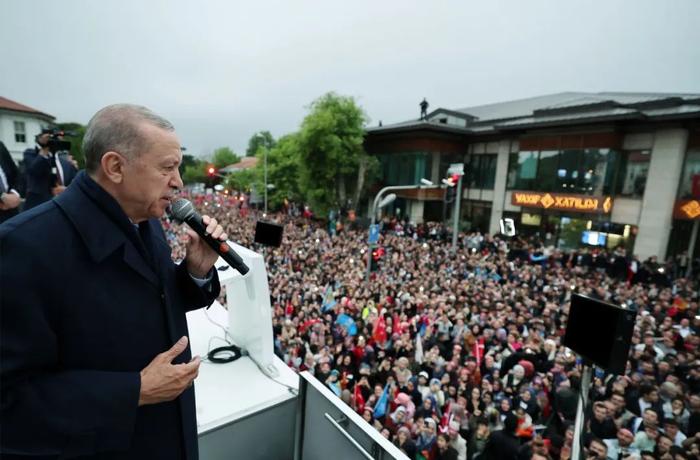 5月28日，土耳其伊斯坦布尔，埃尔多安赢得土耳其总统选举后，向聚集在其所外的支持者发表讲话。图/视觉中国