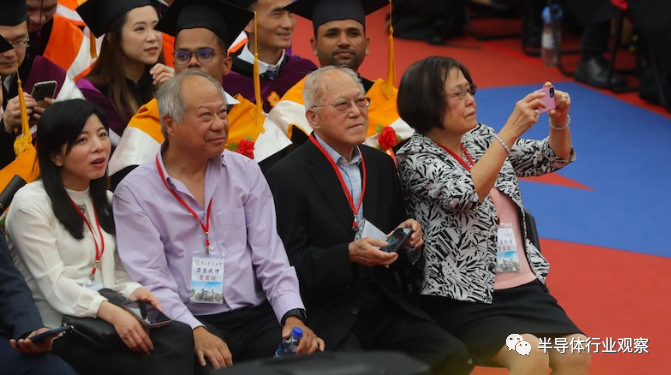 （右起）黄仁勋的母亲、父亲及哥哥