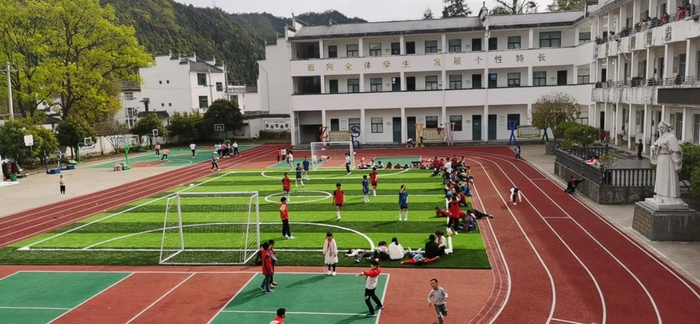 孩子们在崭新的操场上玩耍