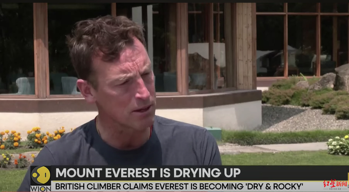 ↑第17次登顶珠峰的英国攀登者库尔表示，珠峰的积雪正在减少，且变得更为干燥