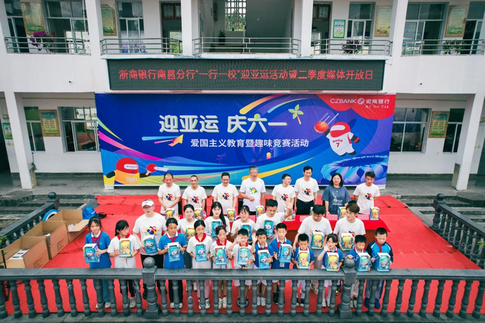 为活动中的运动小健将颁奖