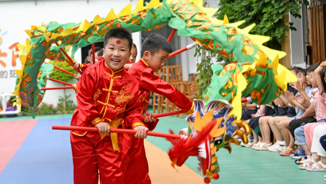 孩子们正在进行舞龙表演 王华斌 摄