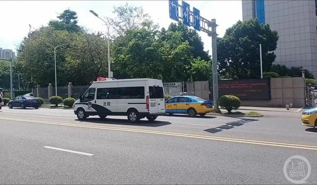 ▲5月30日，福建福州，羁押吴谢宇的法院车辆在二审宣判后驶出福州中院。图片来源/上游新闻记者 王凯