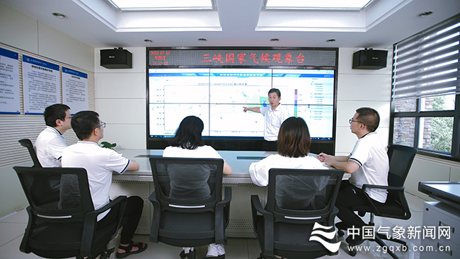 彭涛在开展流域水文气象技术研讨。 马永军 摄影
