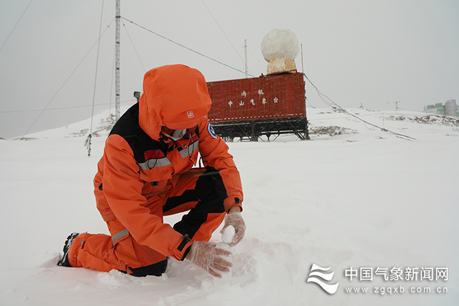 赵守栋在中山气象台观测场采集降雪样品。韩步龙 摄影