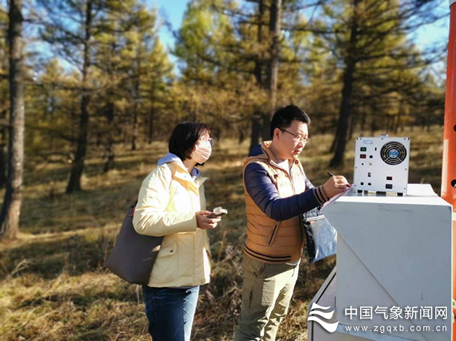 徐丽娜在实地调研。 逄俊汉 摄影