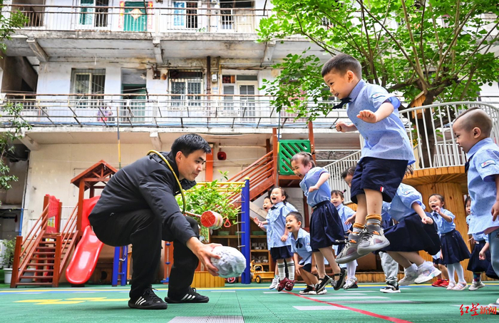 ▲曹笑颜老师根据孩子们的年龄特点等开展课堂活动