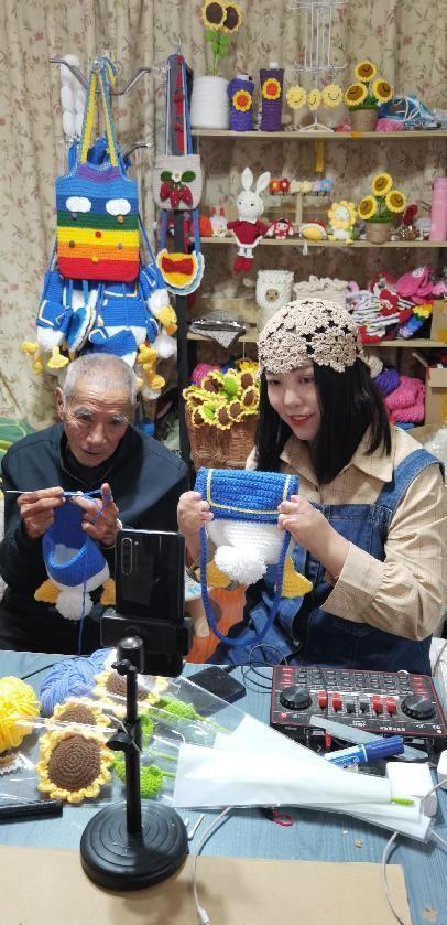 廖佳欣和爷爷直播带货自家的手工编织品