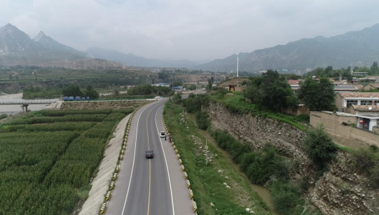 　　永登县穿村而过的农村公路 于晨晖 摄