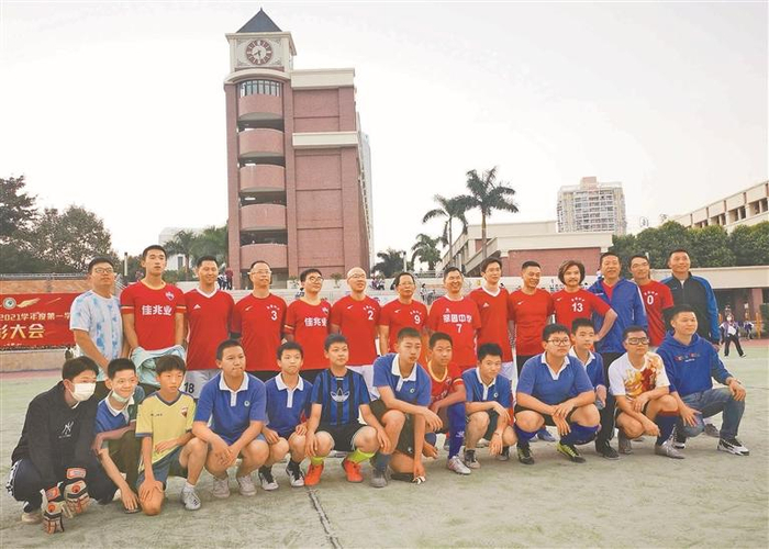 学校党总支书记周小荣（7号球衣者）组建了教工足球队，经常和学生同场竞技。