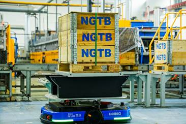 图：由菜鸟提供的AGV机器人正在宁波更大集团工厂作业