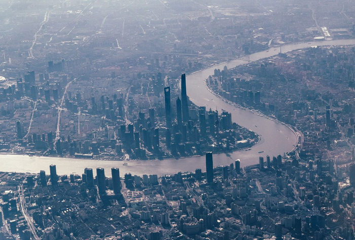 鸟瞰上海，黄浦江穿过上海城区（图片来源：每经记者 张建摄）