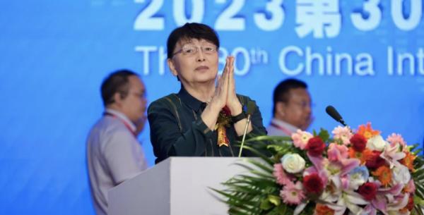 第十一届全国政协副主席张梅颖宣布大会开幕