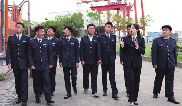 白响恩（右二）为学生现场授课