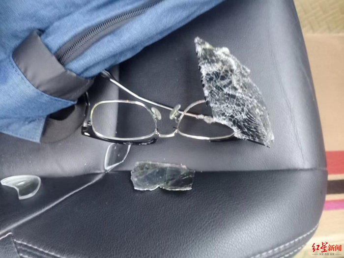 李贤诚眼镜被砸碎知情人士称,据李贤诚本人回忆,殴打他的三人中一名