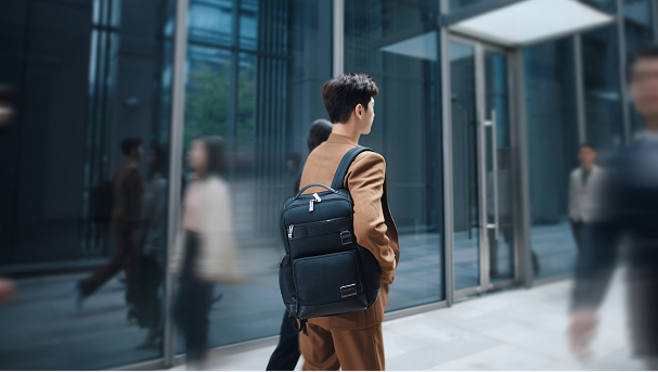 人潮,攀越重重阶梯,踏上至高点的途中,则由1262d弹道尼龙加持的新秀丽