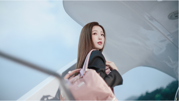 品牌代言人虞书欣与AQUARIUS双肩包共同出镜