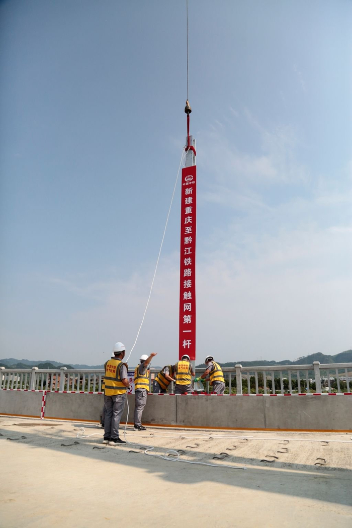 首根接触网杆稳稳吊装到位。中国中铁电气化局集团有限公司供图