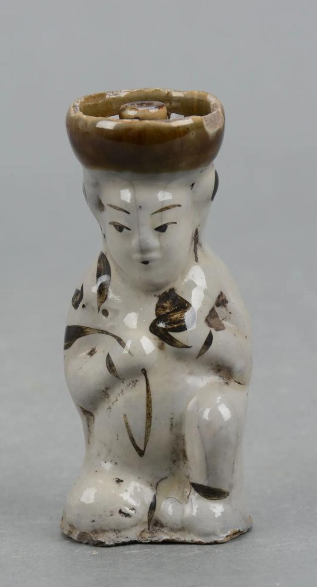 △ （清）白地褐花模塑人物形瓷灯邯郸市博物馆藏