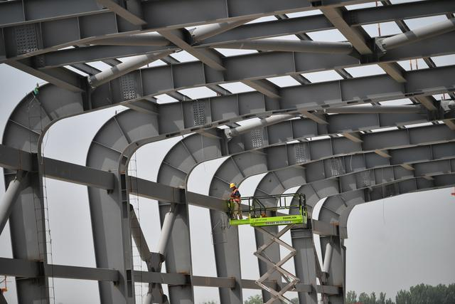 工人正在进行收尾作业。新京报记者 王贵彬 摄