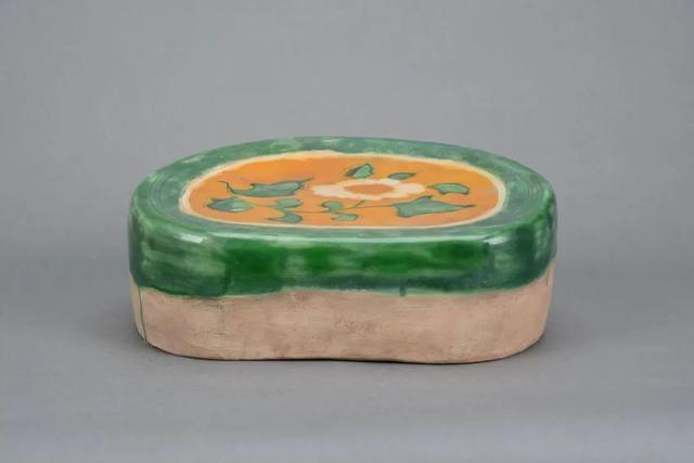 △（金）黄绿釉折枝花卉纹豆形瓷枕邯郸市博物馆藏