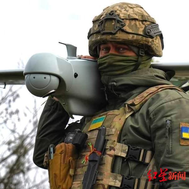 ↑一名肩扛无人机的乌军士兵