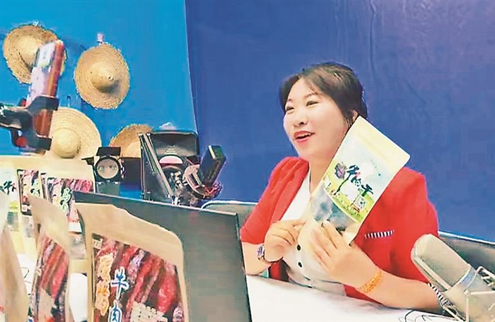 周双红正在直播带货。