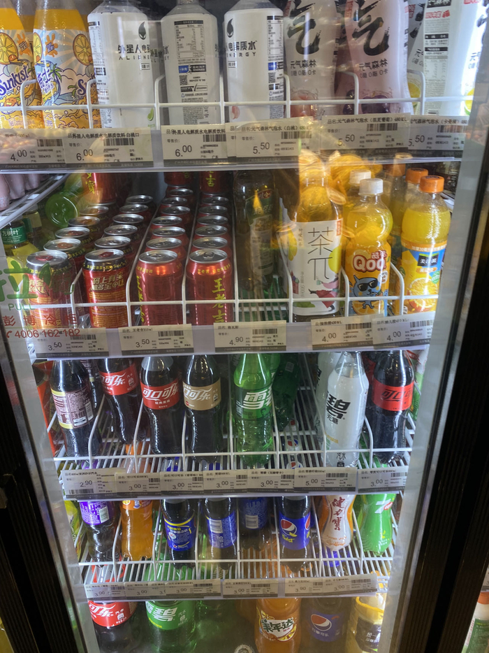 一些超市里5元以下的饮料还是比较多的 时代周报 李杭/摄
