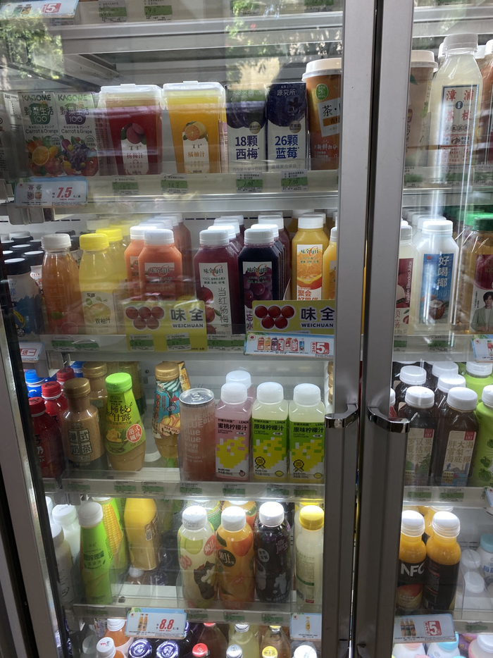连锁便利店饮品的价格 时代周报 李杭/摄