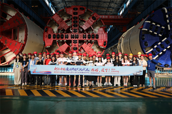 海外网红在北方重工合影 摄影 李佩璇