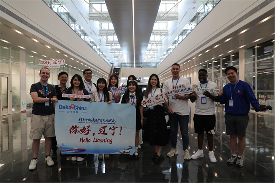 海外网红在沈阳宝马铁西工厂合影 摄影 陈沫